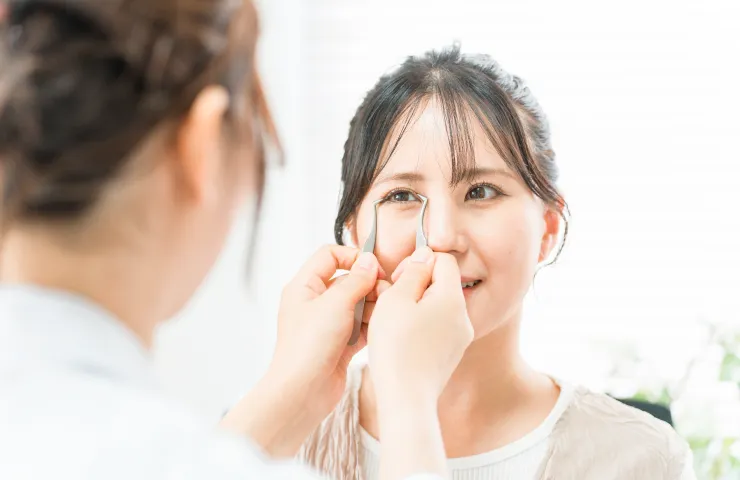 目元の施術風景