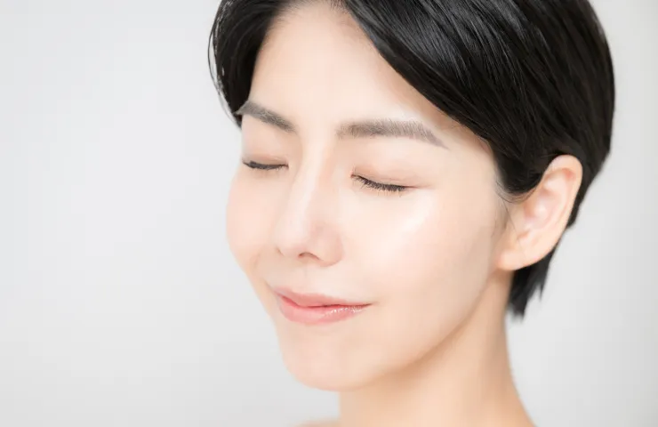 目元が綺麗な女性