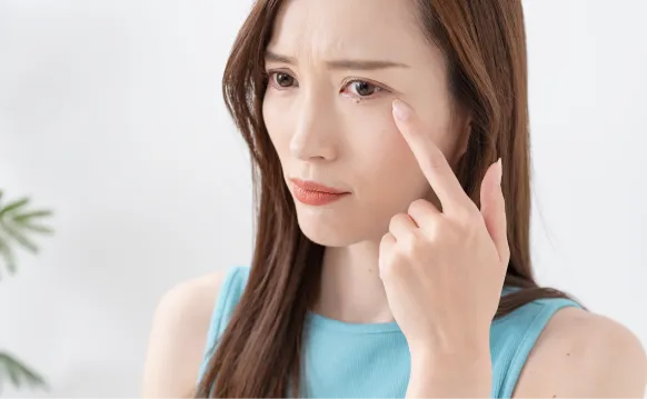 目元を気にする女性